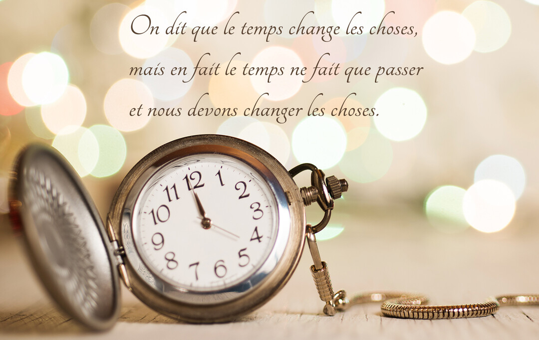Une montre à gousset argentée ouverte, indiquant presque minuit, posée devant un arrière-plan flou et lumineux avec une citation philosophique superposée.