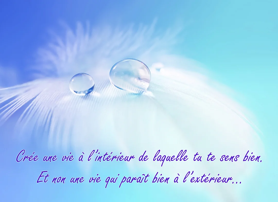 Photographie en gros plan de gouttes de rosée transparentes reposant sur une plume blanche, sur un fond dégradé de bleu et cyan.