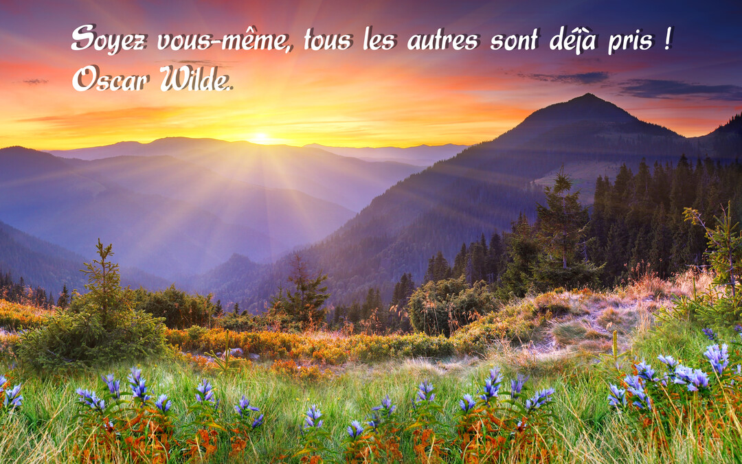 Un lever de soleil éclatant illumine un paysage de montagnes verdoyantes, avec la citation d'Oscar Wilde "Soyez vous-même, tous les autres sont déjà pris !".