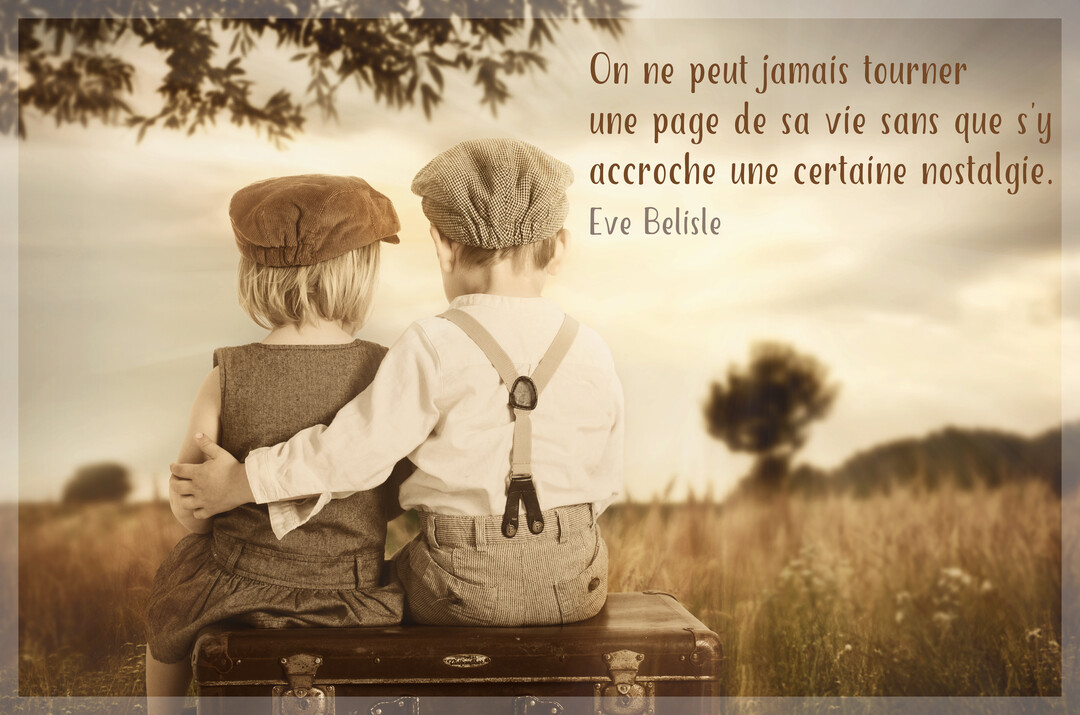 Vue de dos de deux jeunes enfants en habits rétro, un garçon enlaçant une fille, assis sur une valise dans un paysage sépia.