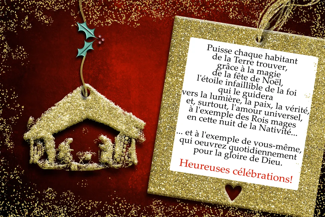 Sur un fond rouge scintillant, une décoration de crèche dorée et une étiquette avec un vœu de Noël religieux sont élégamment présentées.