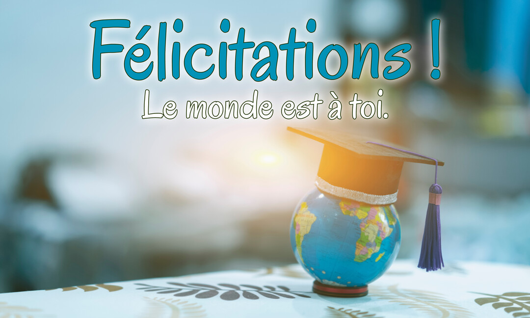 Un petit globe terrestre est coiffé d'un mortier de diplômé noir, posé sur une table avec une lumière chaude en arrière-plan.