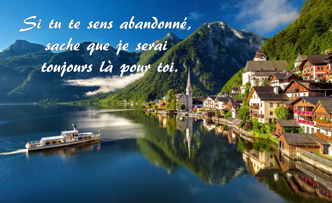 Un bateau navigue sur un lac tranquille reflétant un village de montagne sous un ciel bleu, transmettant une atmosphère de paix et de sérénité.