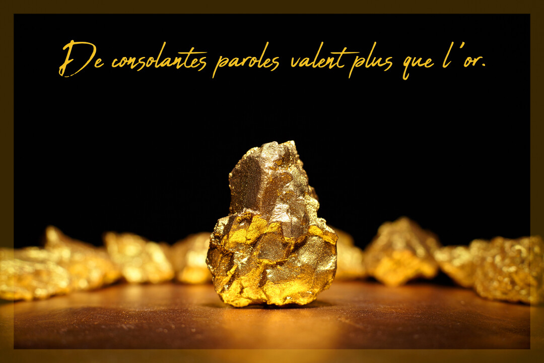 Une pépite d'or brillante est posée sur une surface sombre, avec d'autres pépites floues derrière, sous un texte doré sur fond noir.