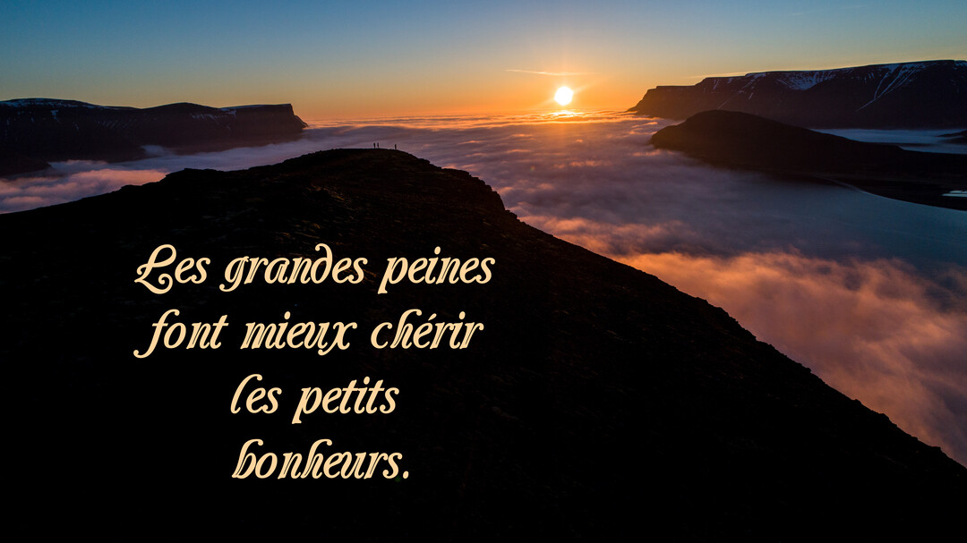 Silhouette d'une crête montagneuse au-dessus d'une mer de nuages, avec le soleil se levant à l'horizon et une citation poétique en premier plan.