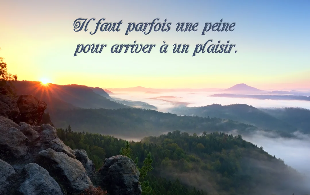 Un lever de soleil éclatant perce à l'horizon d'un paysage de montagnes et de vallées nimbées de brume, avec une citation inspirante superposée.