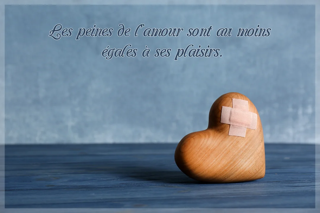 Un cœur en bois abîmé, réparé par deux pansements en croix, est posé sur une surface bleue devant un fond bleu texturé.