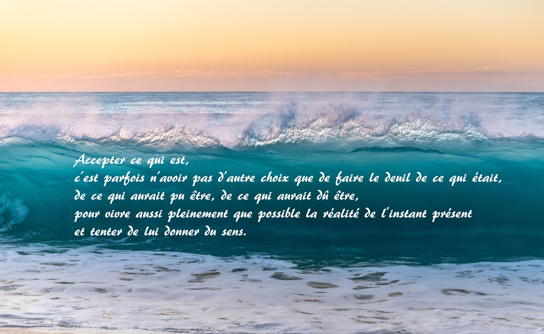 Une vague puissante et turquoise se brise sur le rivage sous un ciel pastel, avec un texte philosophique superposé sur l'eau.
