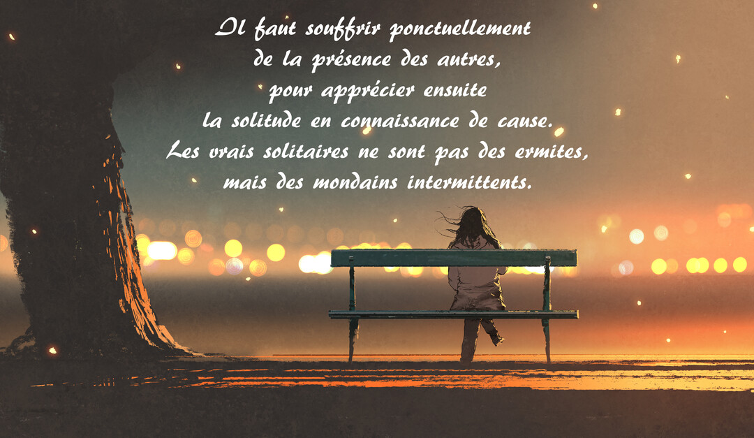 Une silhouette est assise sur un banc, de dos, contemplant un paysage urbain nocturne aux lumières floues, près d'un grand arbre.