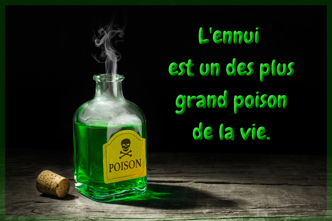 Une bouteille en verre de poison vert fumant, avec une étiquette 'POISON', posée sur du bois, illustrant une citation sur l'ennui.