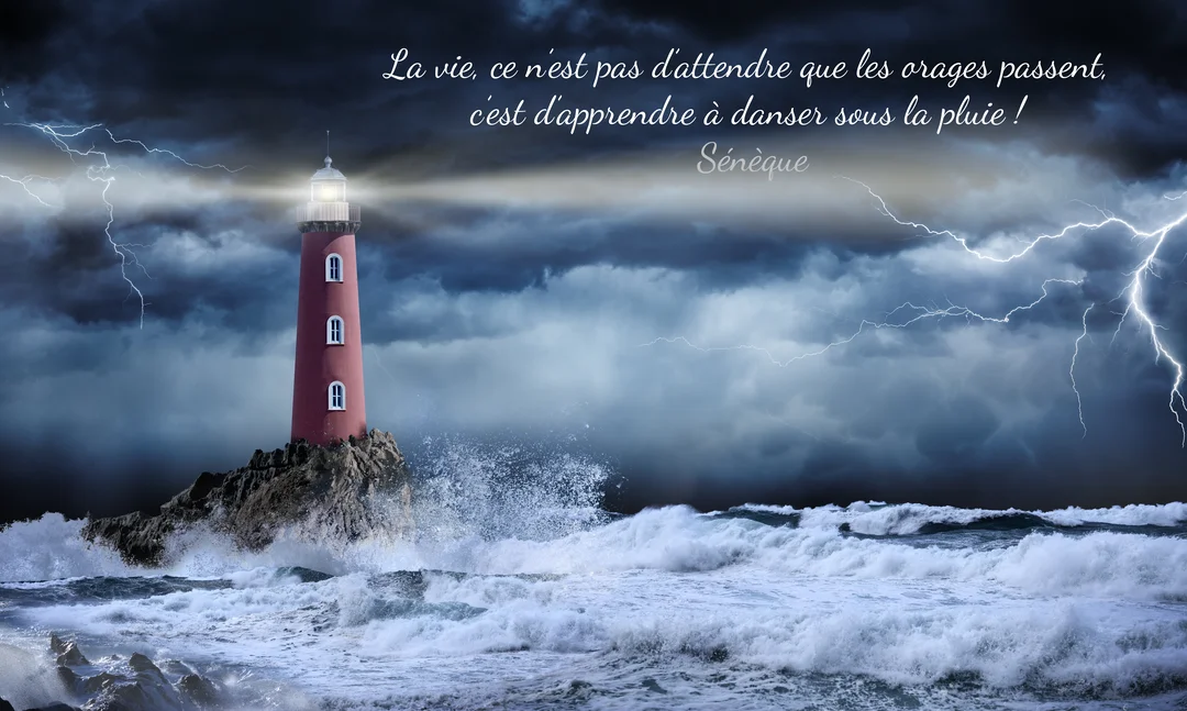 Un phare rouge et blanc illumine une mer en tempête sous un ciel nocturne orageux, symbolisant la force face à l'adversité.