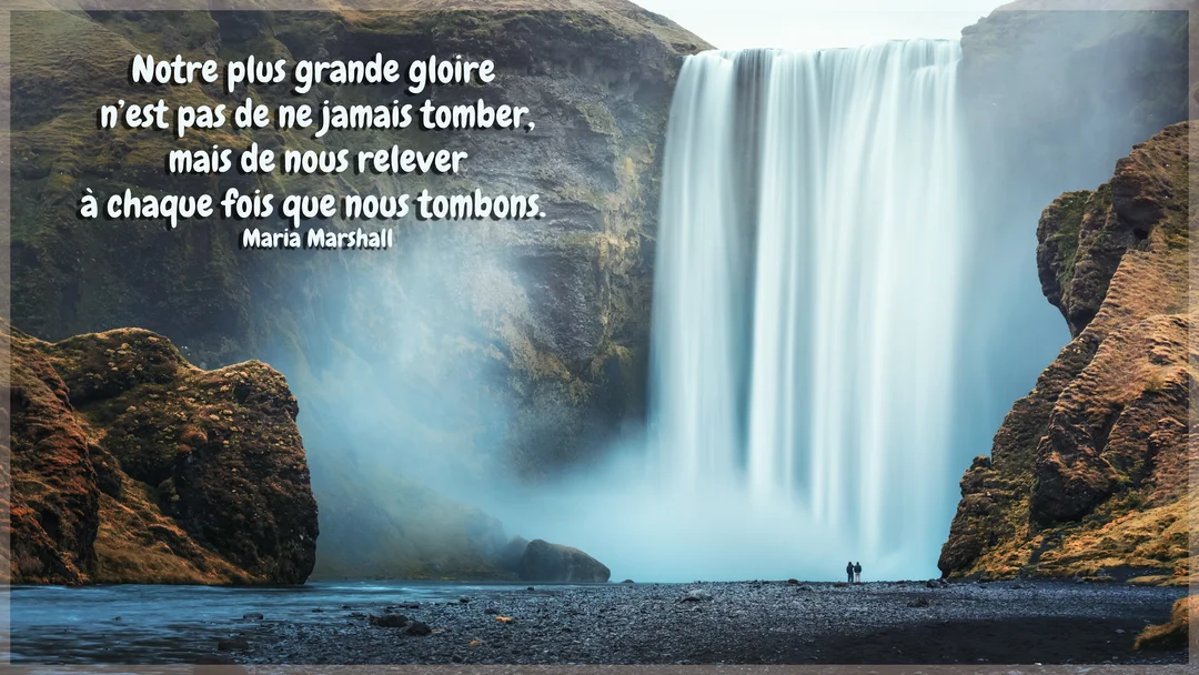 Une immense cascade en pose longue se déverse entre des falaises rocheuses, avec deux silhouettes humaines contemplant sa puissance à sa base.