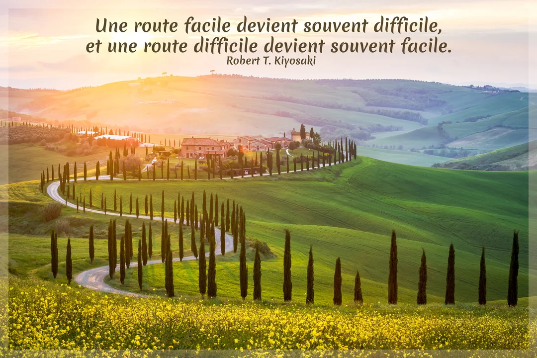 Un paysage vallonné de Toscane au coucher du soleil, avec une route sinueuse bordée de cyprès menant à une villa au sommet.