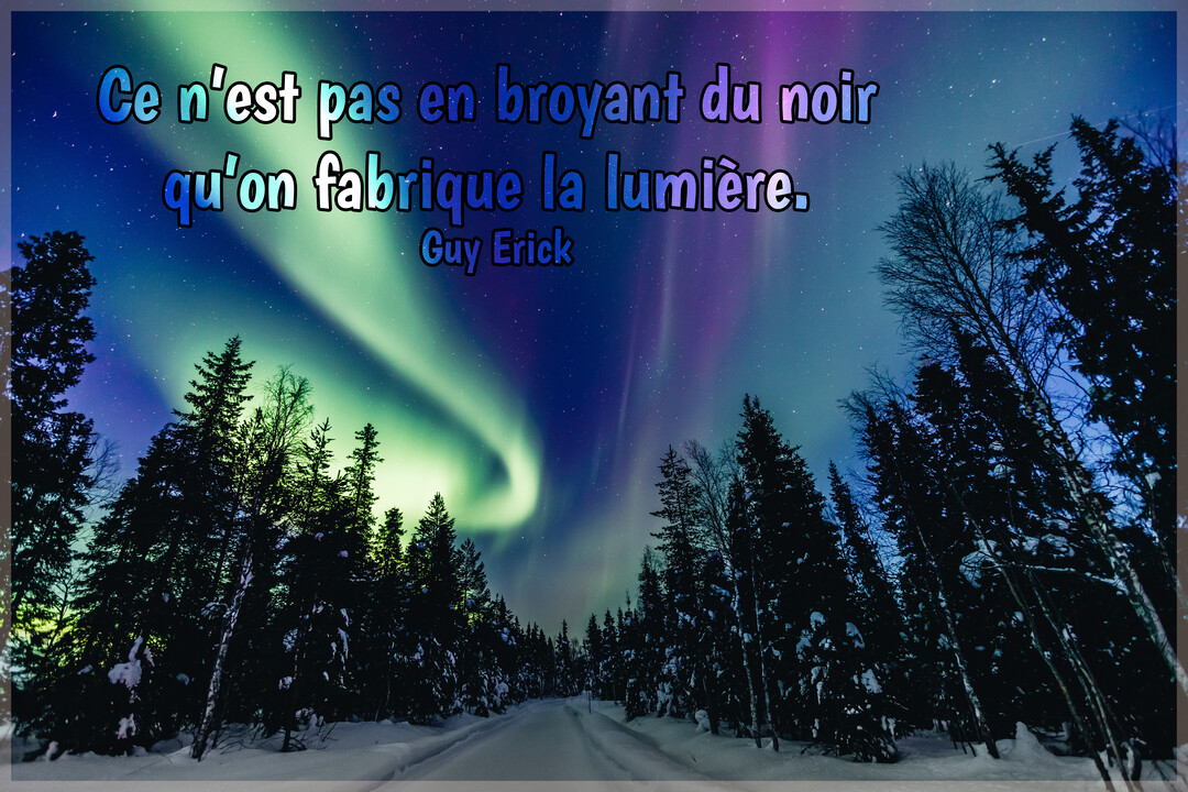 Une route enneigée traverse une forêt de sapins sous un ciel nocturne illuminé par une spectaculaire aurore boréale verte et violette.