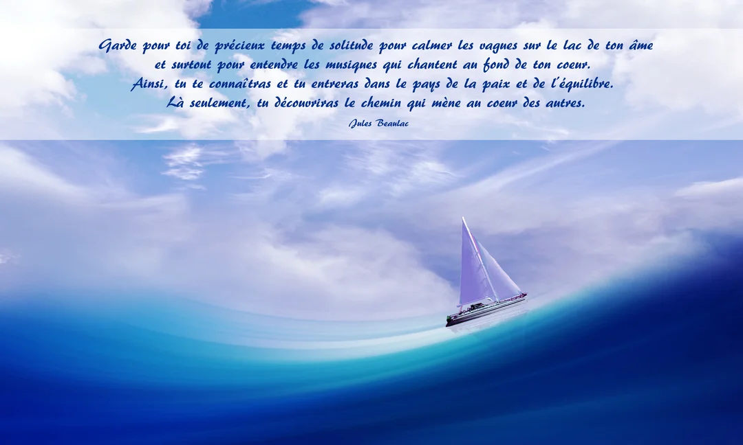 Un voilier à la voile violette navigue sur une mer stylisée en forme de vague, sous un ciel bleu parsemé de nuages blancs.