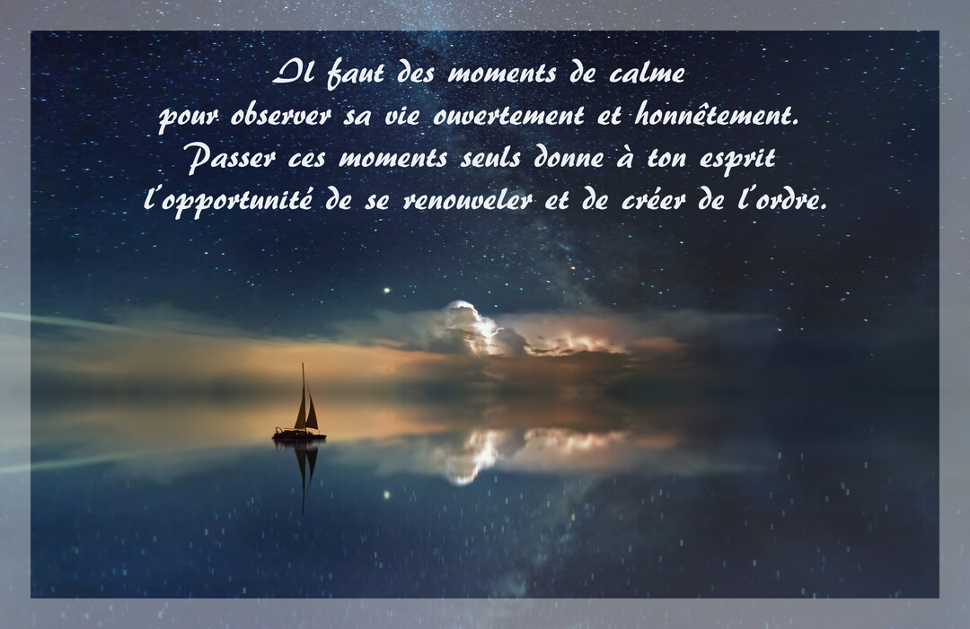 Un voilier solitaire flotte sur une eau calme qui reflète un magnifique ciel nocturne rempli d'étoiles et de quelques nuages lumineux.