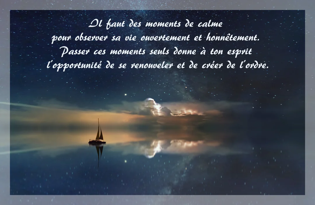 Un voilier solitaire flotte sur une eau calme qui reflète un magnifique ciel nocturne rempli d'étoiles et de quelques nuages lumineux.