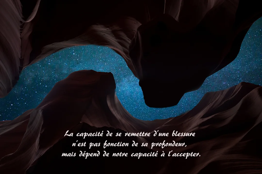 Vue depuis l'intérieur d'un canyon sombre, dont les parois rocheuses encadrent une ouverture sur un ciel nocturne rempli d'étoiles scintillantes.