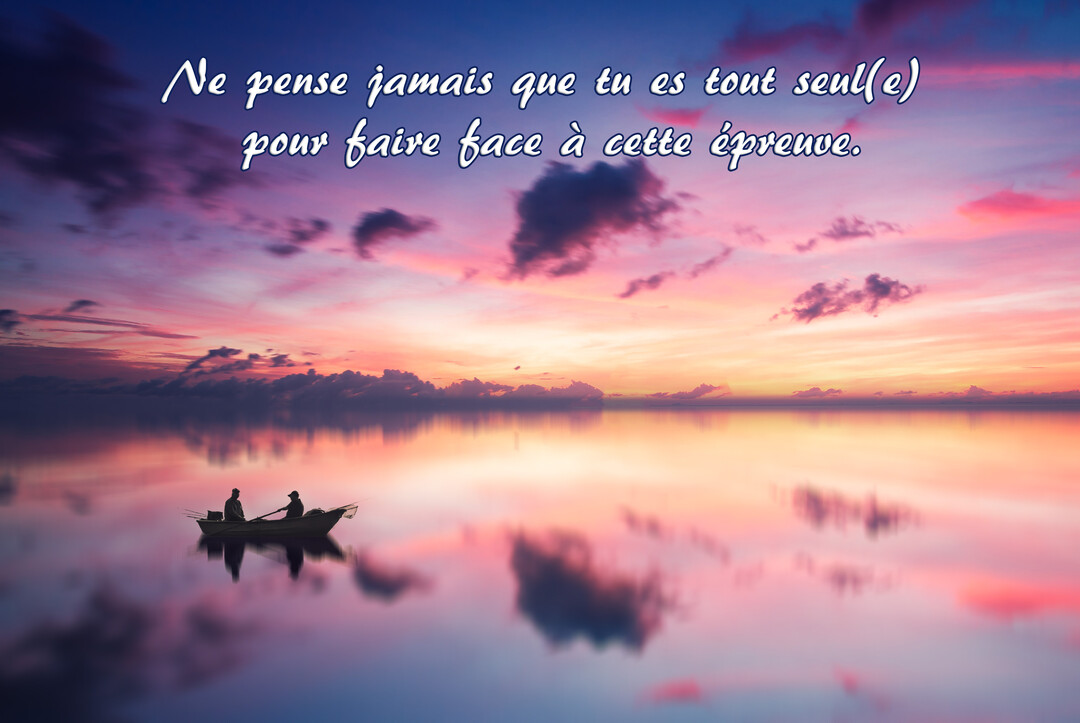 Deux silhouettes dans une barque sur un lac paisible, se reflétant dans l'eau sous un magnifique ciel de coucher de soleil rose et violet.