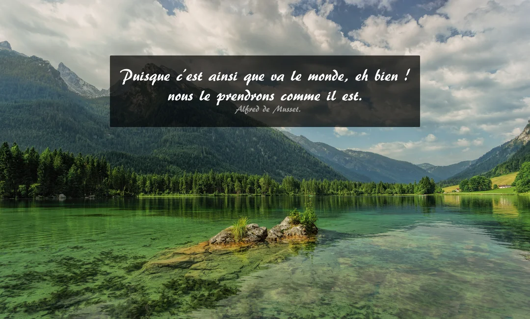 Un paysage majestueux de lac de montagne et de forêt, sur lequel est superposée une citation d'Alfred de Musset dans un encadré.