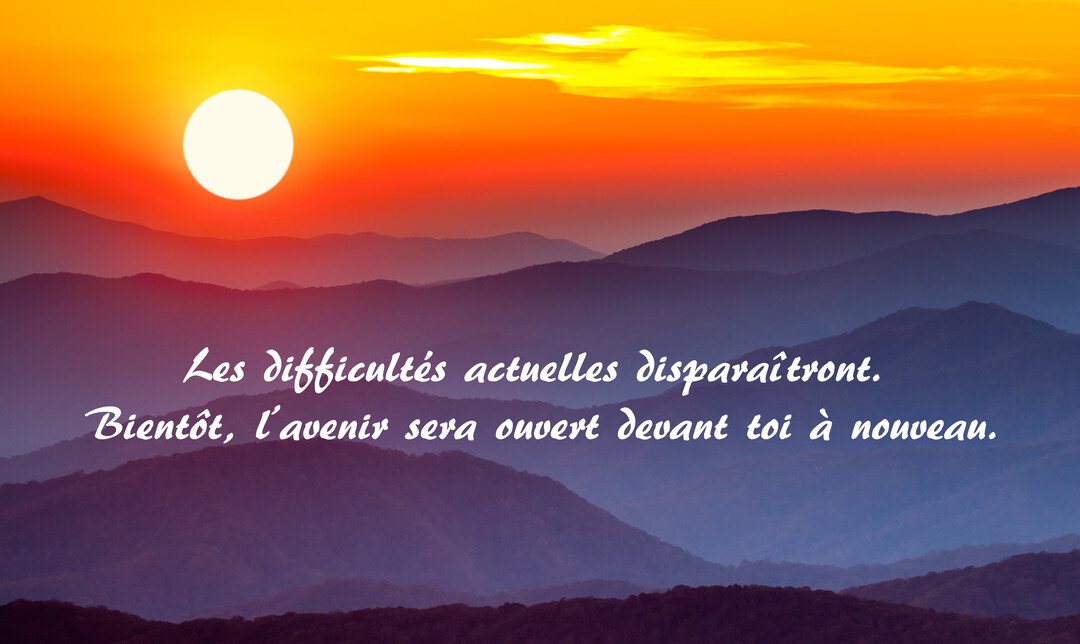 Un soleil éclatant se lève sur un ciel orangé, illuminant une succession de chaînes de montagnes baignant dans une brume violette et bleue.