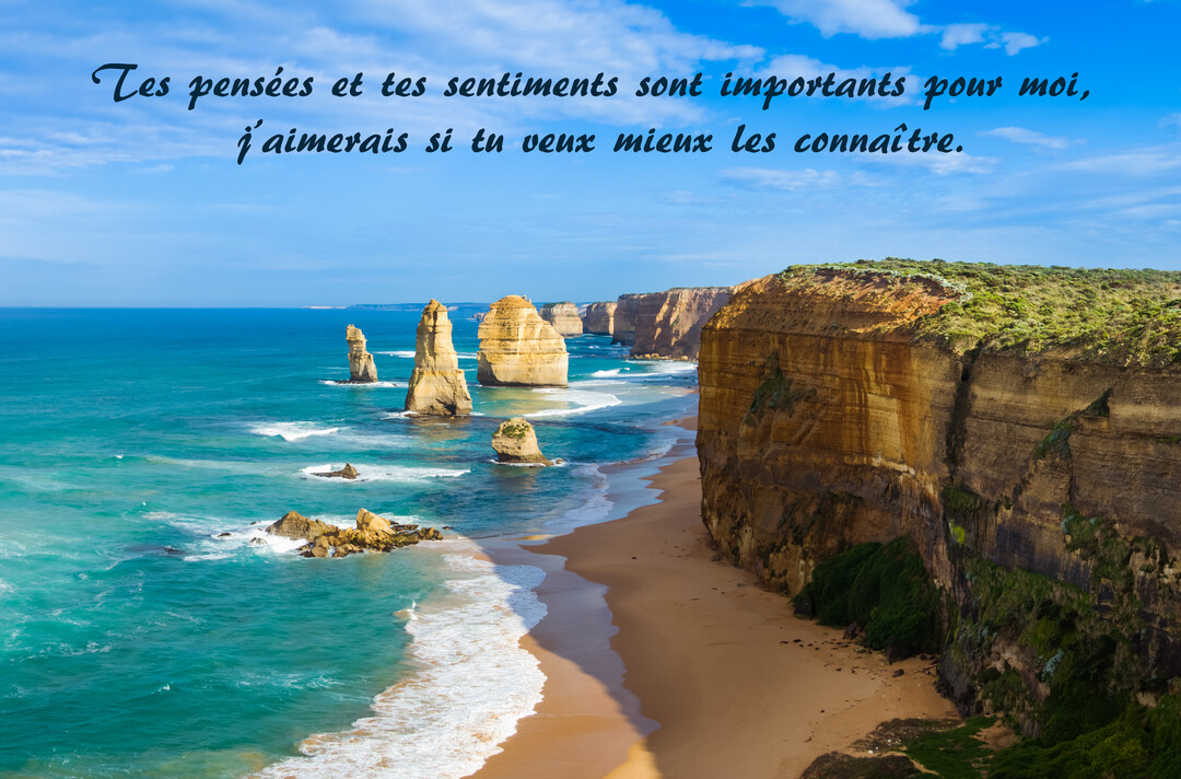 Vue panoramique d'une côte sauvage avec des falaises ocres, des formations rocheuses dans un océan turquoise sous un ciel bleu dégagé.