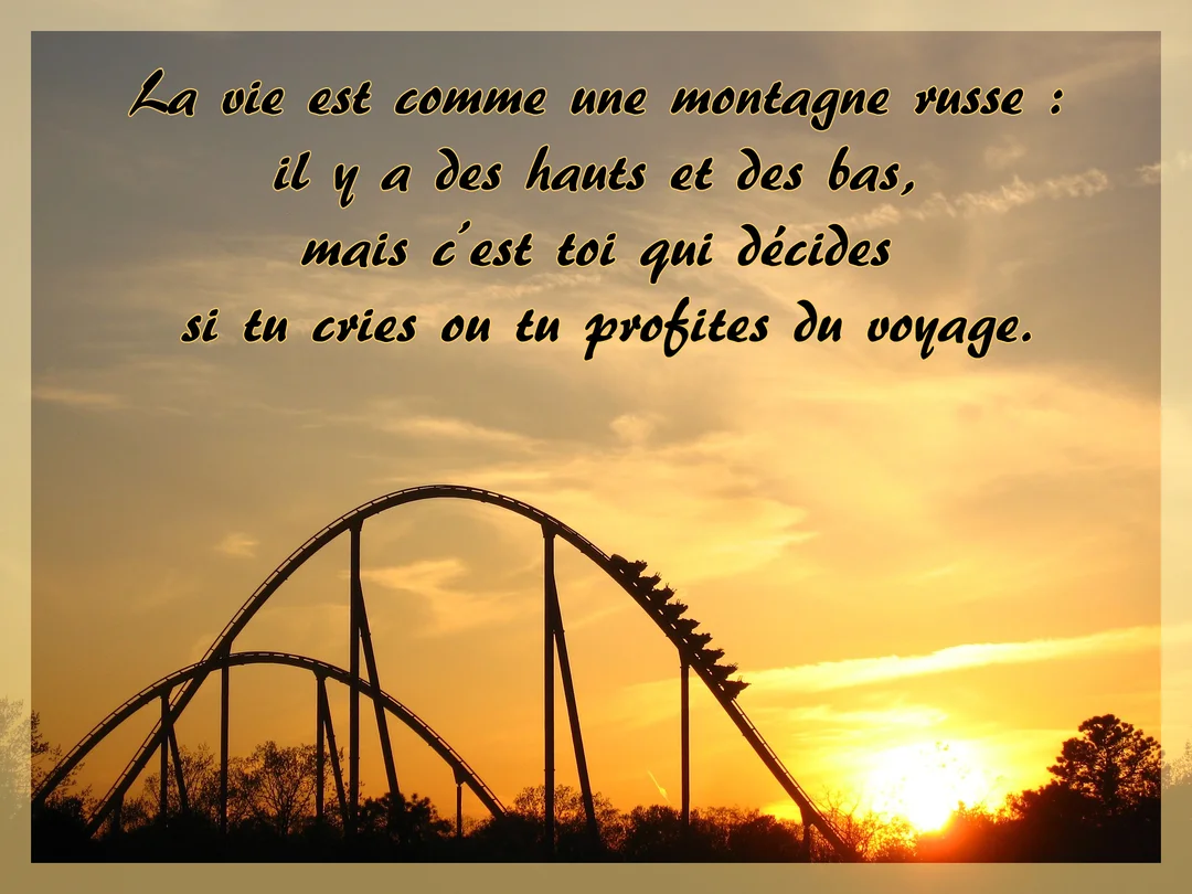 La silhouette d'une montagne russe se détache sur un ciel orangé au coucher du soleil, avec une citation philosophique superposée en haut.