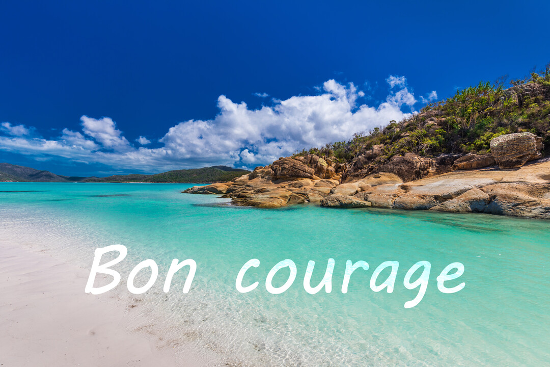 Un paysage de plage paradisiaque avec une mer turquoise et des rochers sous un grand ciel bleu, avec le texte "Bon courage" au premier plan.