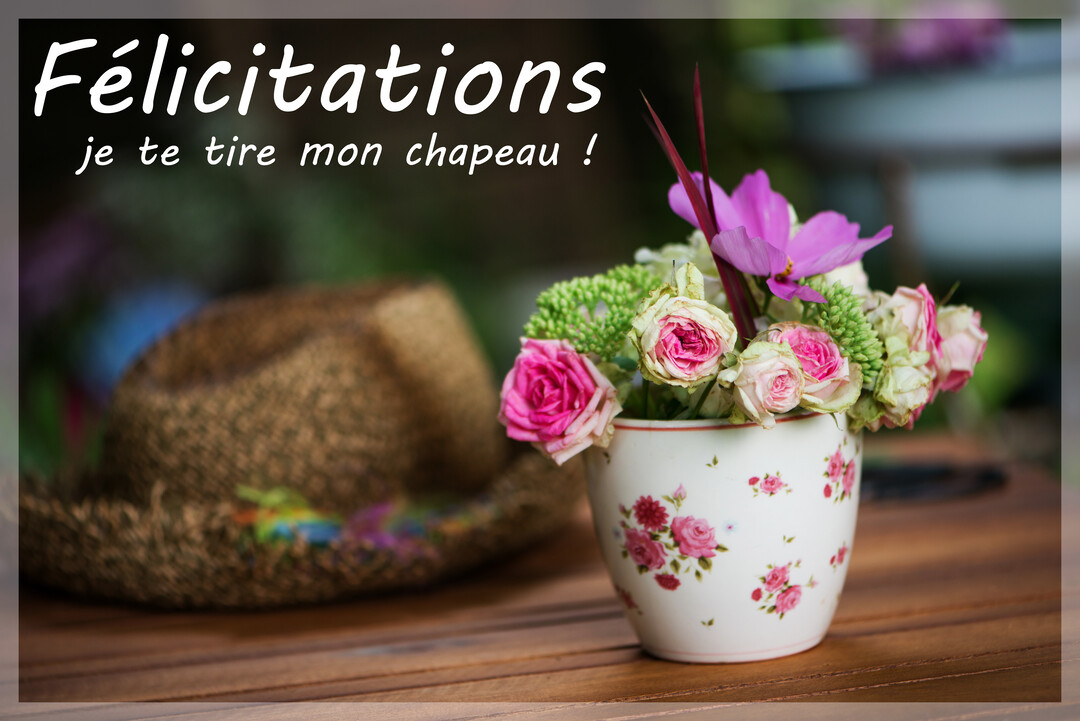 Une composition photographique montrant un vase fleuri de roses et un chapeau de paille posé sur une table en bois, avec un message de félicitations.