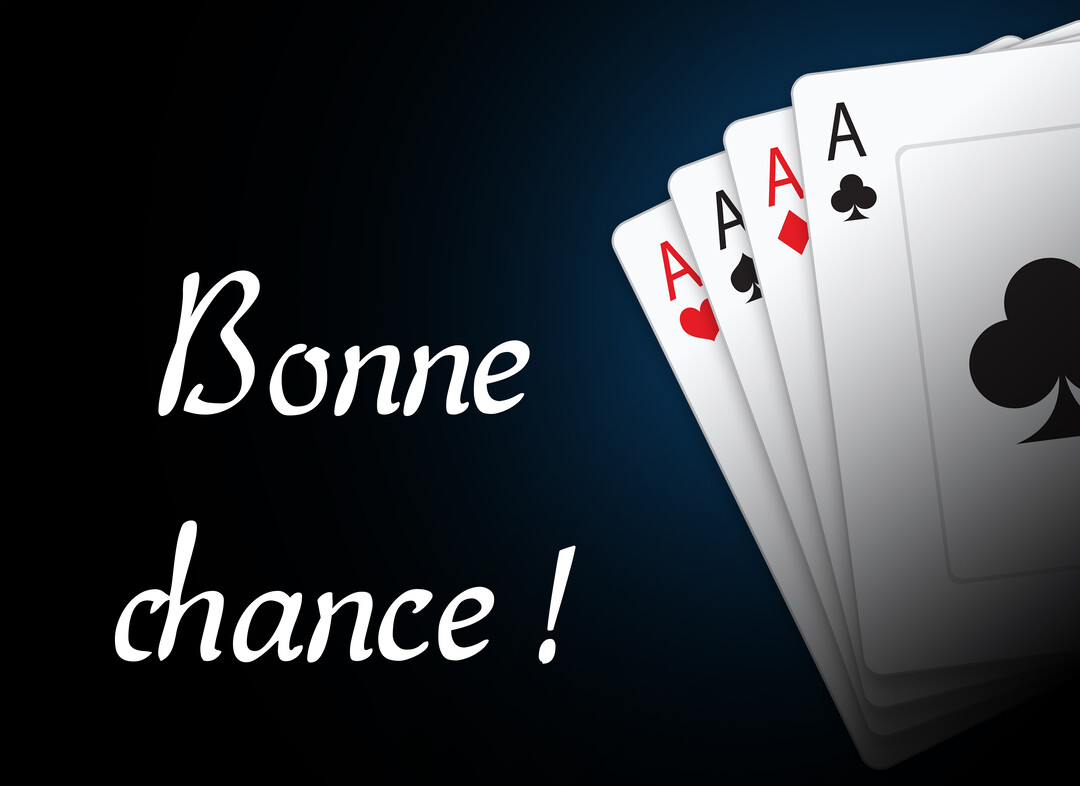 Une main de quatre cartes à jouer, un carré d'as, est disposée en éventail à côté du texte manuscrit 'Bonne chance !'.