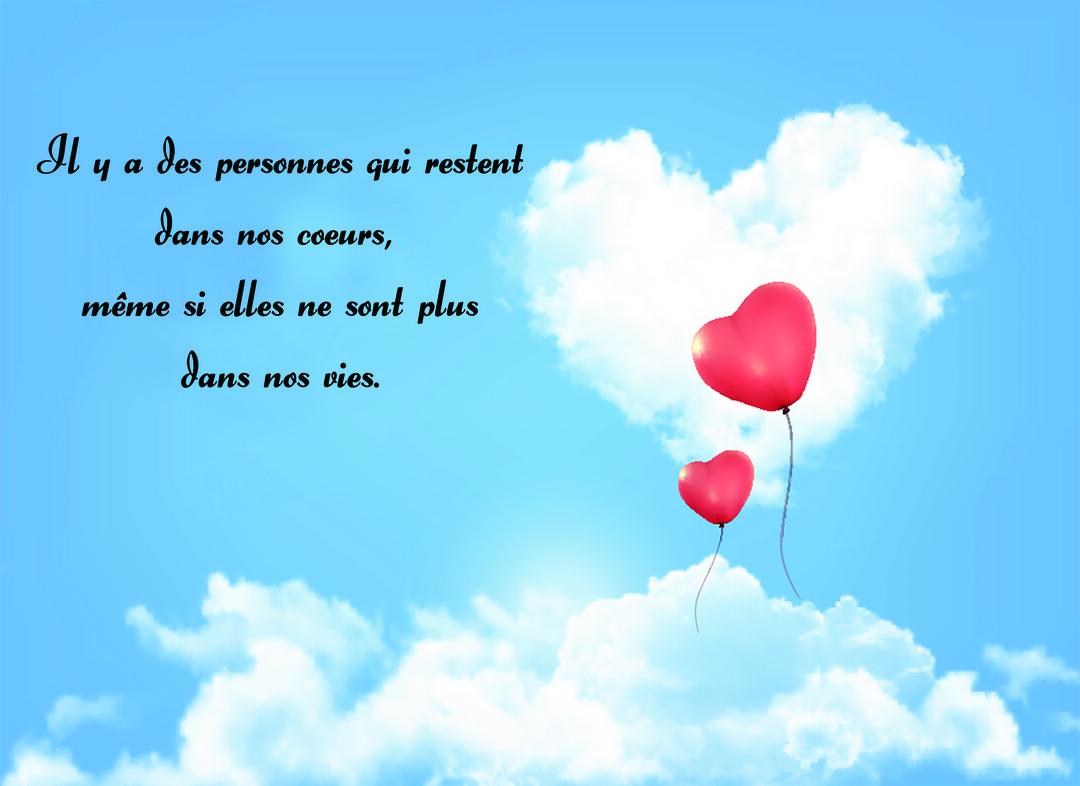 Deux ballons rouges en forme de cœur flottent dans un ciel bleu clair, se dirigeant vers un grand nuage blanc lui-même en forme de cœur.