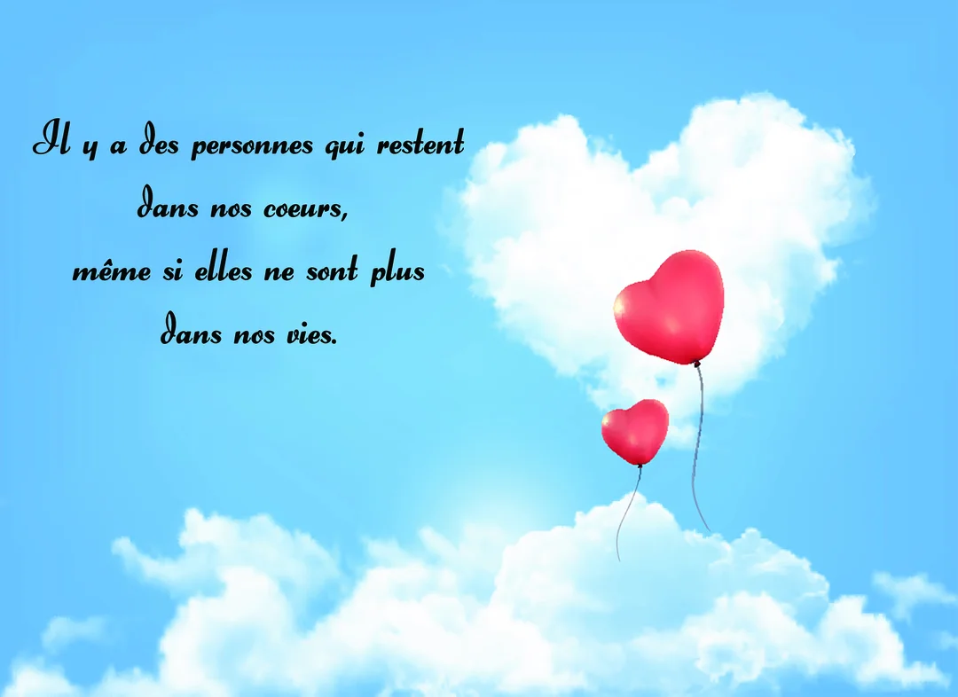 Deux ballons rouges en forme de cœur flottent dans un ciel bleu clair, se dirigeant vers un grand nuage blanc lui-même en forme de cœur.