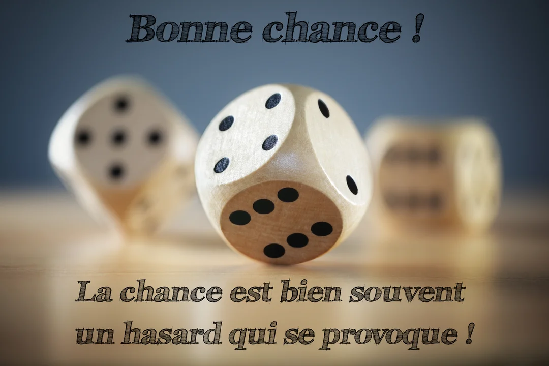 En gros plan, trois dés à jouer en bois sont posés sur une surface, avec un focus sur celui du centre sur un fond bleu-gris.