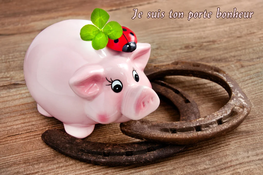 Une tirelire en forme de cochon rose est posée sur des fers à cheval rouillés, avec un trèfle et une coccinelle sur son dos.