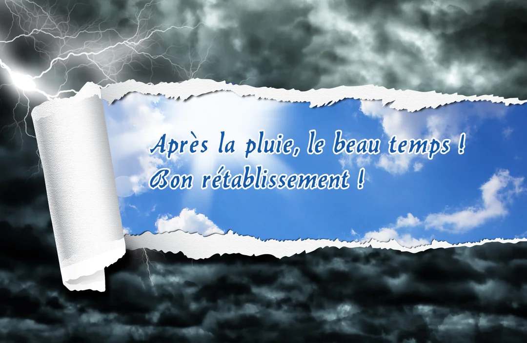 Un ciel orageux avec des éclairs se déchire pour laisser voir un ciel bleu ensoleillé, illustrant le proverbe 'Après la pluie, le beau temps'.