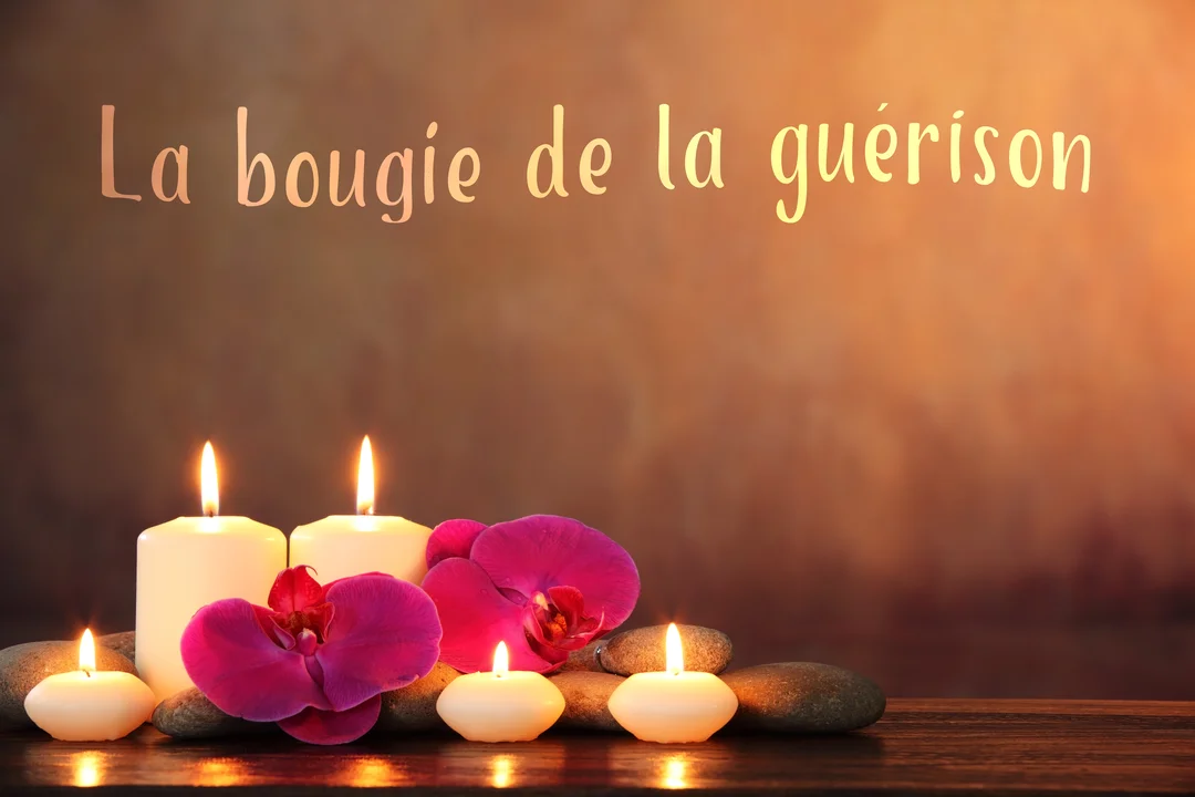 Une composition zen de bougies blanches allumées, d'orchidées magenta et de galets posés sur une surface en bois avec un fond lumineux.