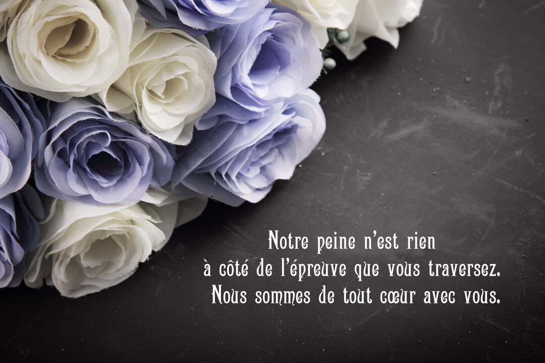 Sur un fond noir ardoise, un bouquet de roses bleues et blanches en tissu occupe le coin supérieur gauche à côté d'un texte de condoléances.