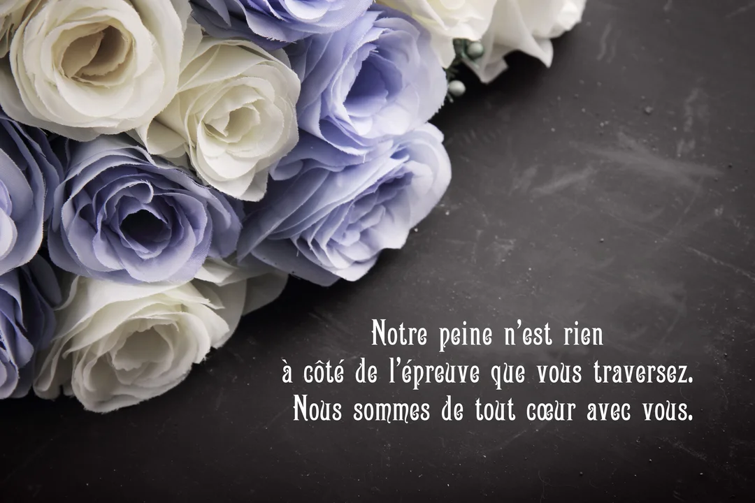 Sur un fond noir ardoise, un bouquet de roses bleues et blanches en tissu occupe le coin supérieur gauche à côté d'un texte de condoléances.