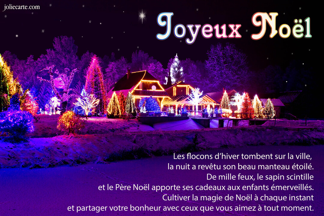 Une scène nocturne d'un village de Noël sous la neige, avec des maisons et des arbres parés de milliers de lumières multicolores.