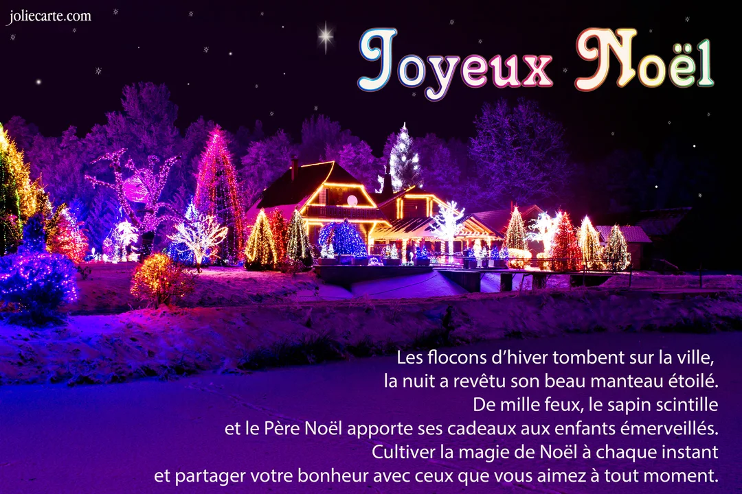 Une scène nocturne d'un village de Noël sous la neige, avec des maisons et des arbres parés de milliers de lumières multicolores.