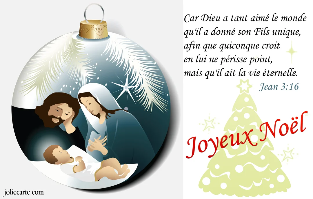 Une boule de Noël décorative contient une illustration de la Sainte Famille veillant sur l'enfant Jésus, à côté d'un verset biblique.