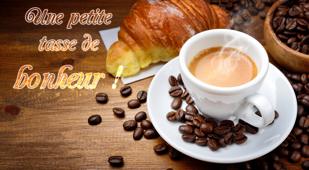 Une photographie d'une tasse blanche de café chaud avec un croissant, posés sur une table en bois rustique parsemée de grains de café.