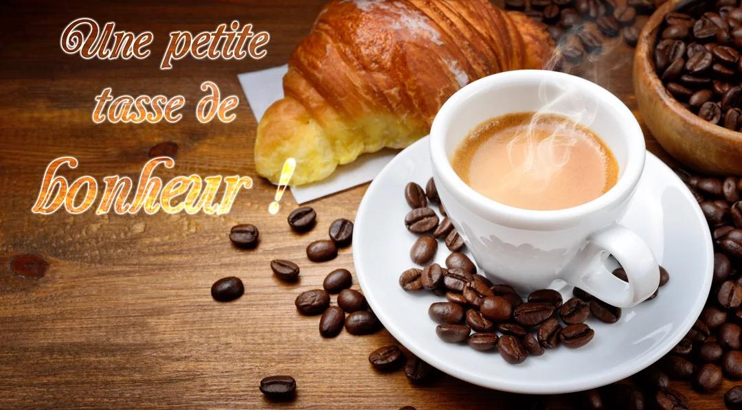 Une photographie d'une tasse blanche de café chaud avec un croissant, posés sur une table en bois rustique parsemée de grains de café.