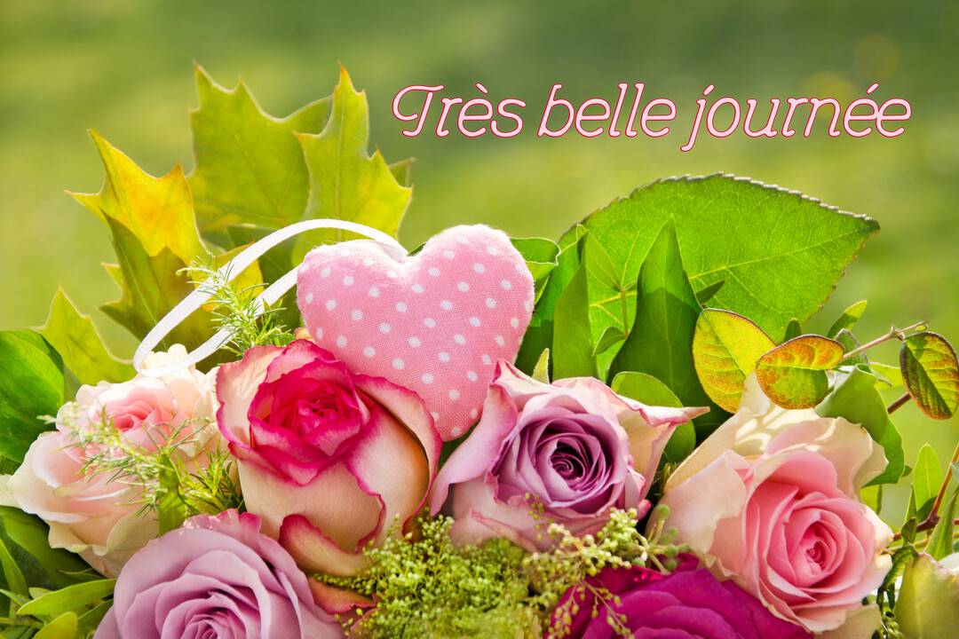 Un bouquet de roses roses, fuchsia et mauves avec des feuilles vertes et un cœur en tissu rose à pois blancs.