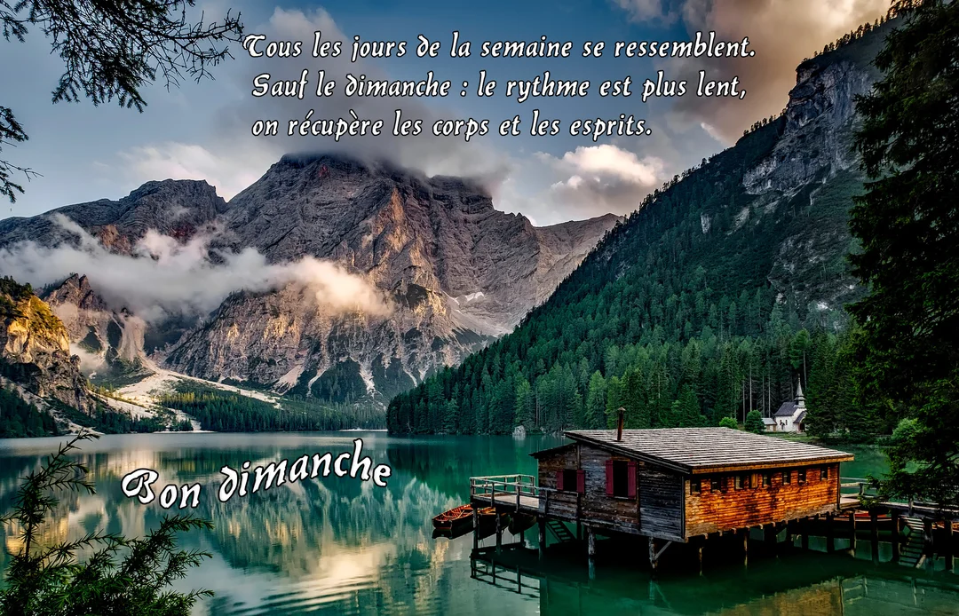 Un paysage de montagne avec un lac aux eaux vertes, où une cabane sur pilotis se reflète près d'une forêt de sapins.