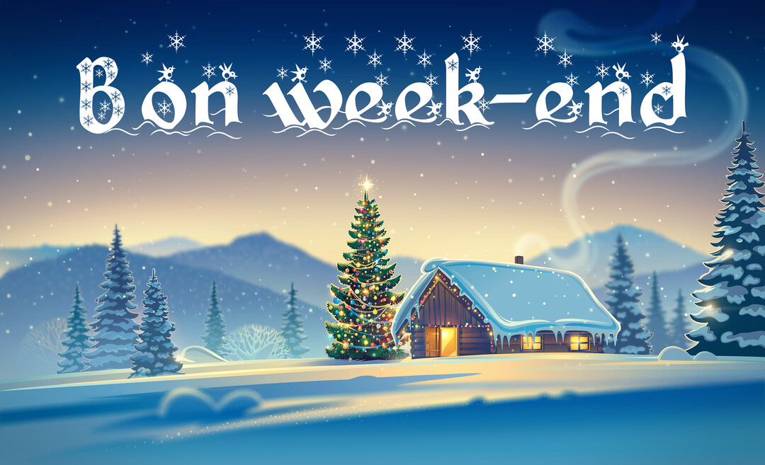 Un paysage nocturne hivernal montre un chalet en bois et un sapin de Noël décoré, tous deux couverts de neige, sous un ciel bleu foncé.