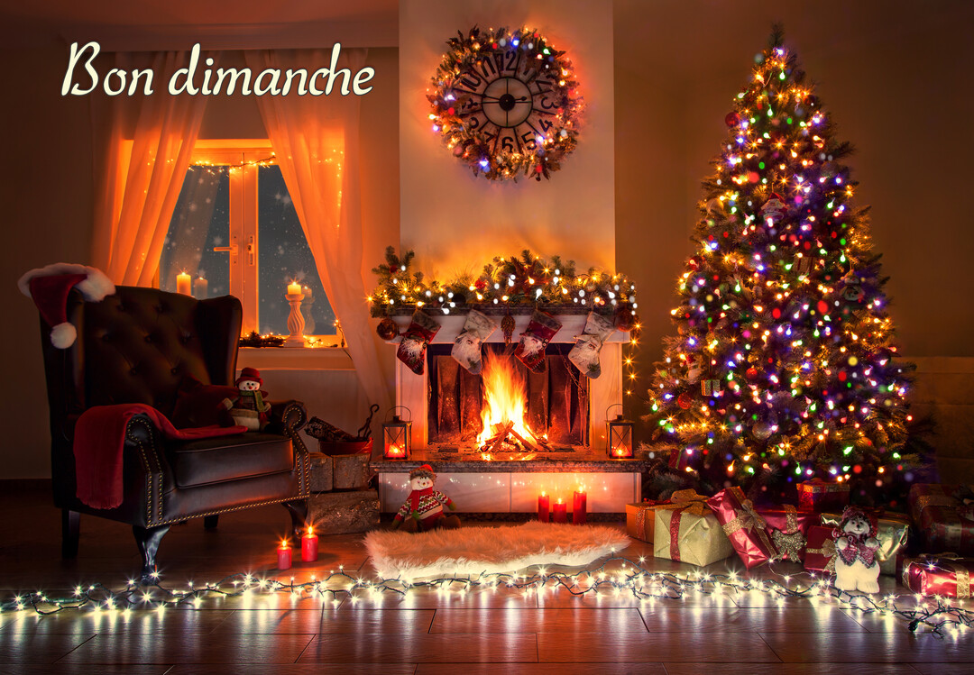 Un salon décoré pour Noël avec un sapin scintillant, un feu de cheminée crépitant et le texte 'Bon dimanche' en surimpression.