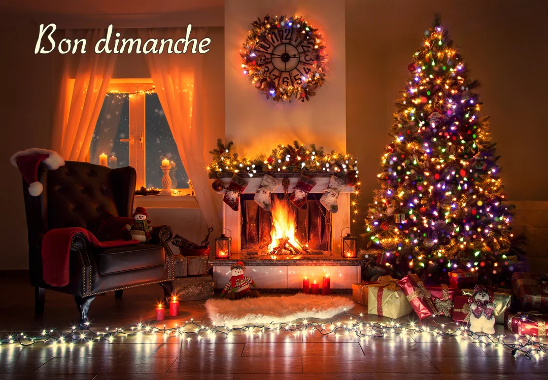 Un salon décoré pour Noël avec un sapin scintillant, un feu de cheminée crépitant et le texte 'Bon dimanche' en surimpression.