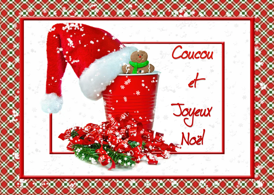 Une carte de Noël festive montrant un bonhomme en pain d'épice souriant dans un gobelet rouge, coiffé d'un bonnet de Père Noël.