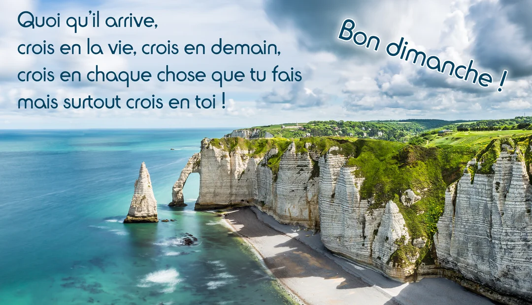 Paysage des falaises d'Étretat avec une arche naturelle et une aiguille rocheuse dans une mer turquoise, sous un ciel nuageux.